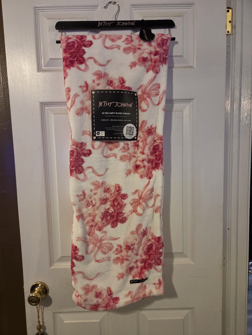 Betsey Johnson NWT 50×70 Inch Pink Rose Plush Throw